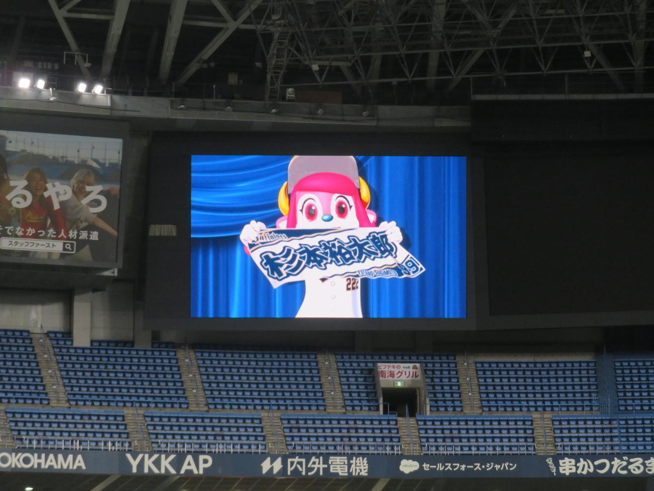 京セラドーム大阪に左右のウイングビジョンが新設され、ビジョンが拡大。オリックス選手登場の際などに流れるバファローベルがタオルを振る映像（撮影・磯綾乃）