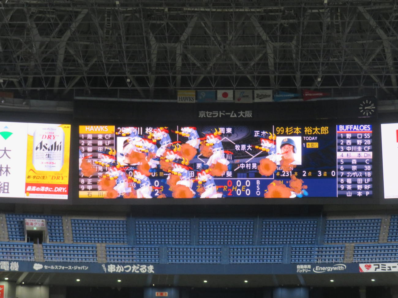 京セラドーム大阪に左右のウイングビジョンが新設され、ビジョンが拡大。こちらはバファローブルの大群が走る「にぎやかし」映像。※オーダーはテスト用（撮影・磯綾乃）