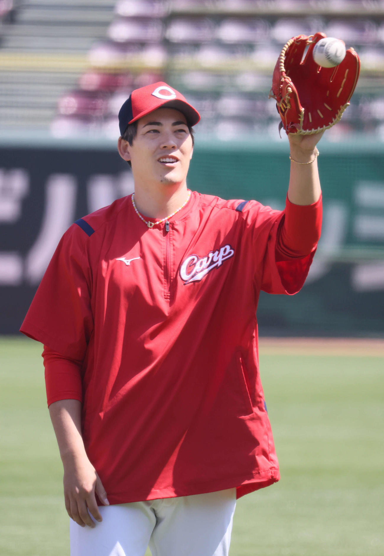 広島投手指名練習　キャッチボールをする九里（撮影・加藤孝規）
