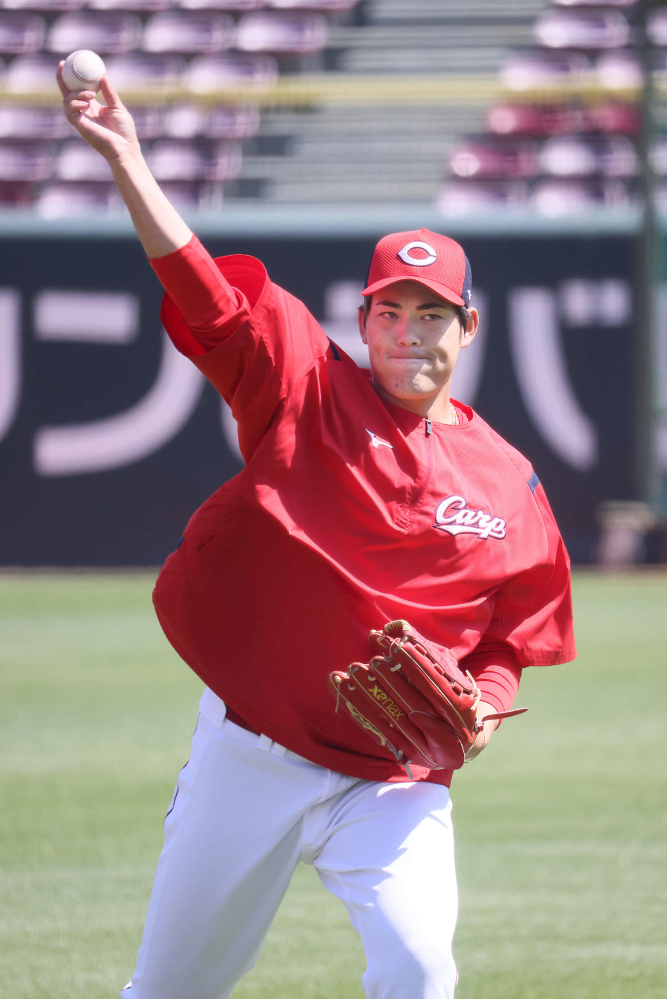 広島投手指名練習　キャッチボールをする九里（撮影・加藤孝規）