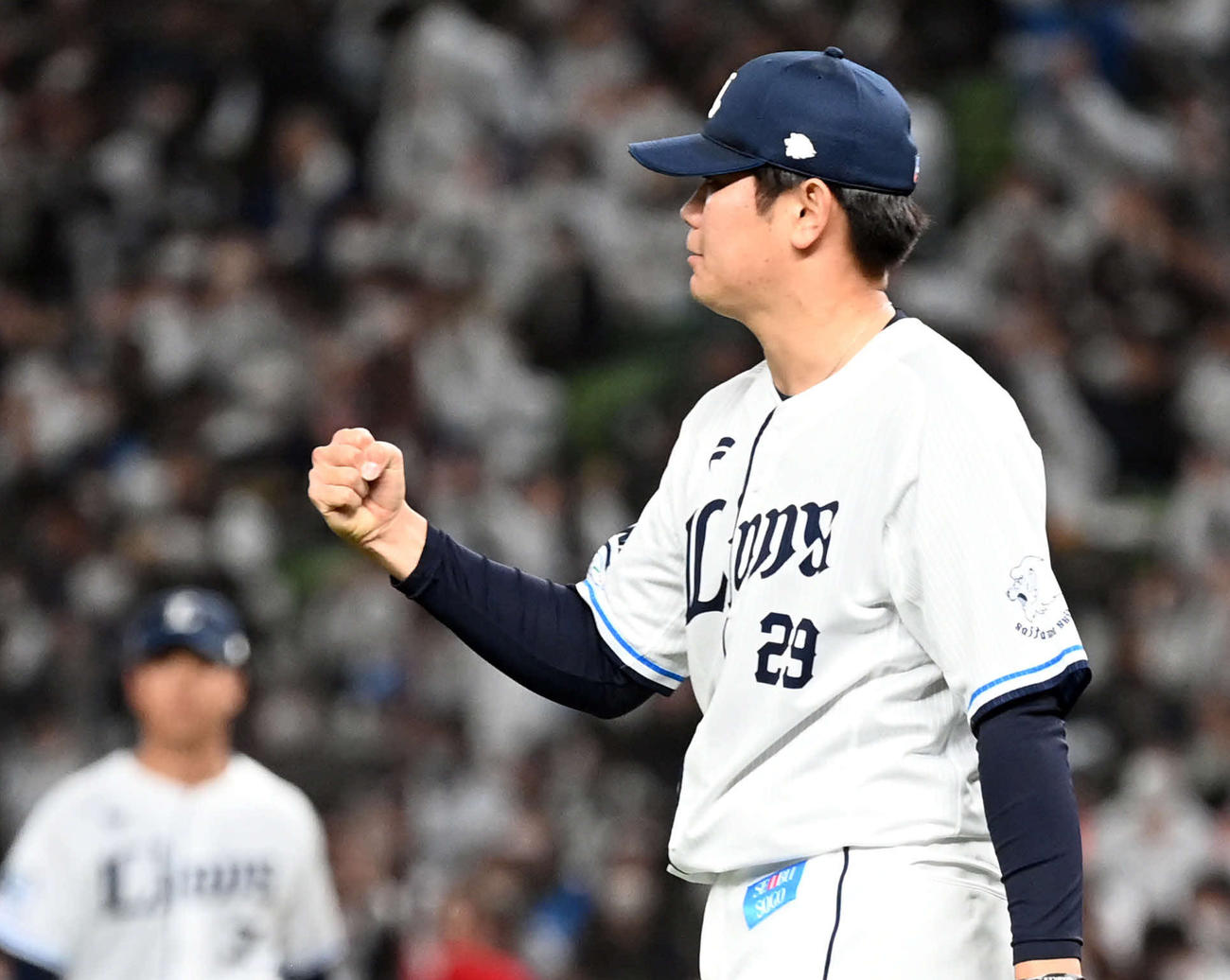2日オリックス戦でプロ初セーブを挙げた西武青山美夏人はガッツポーズ