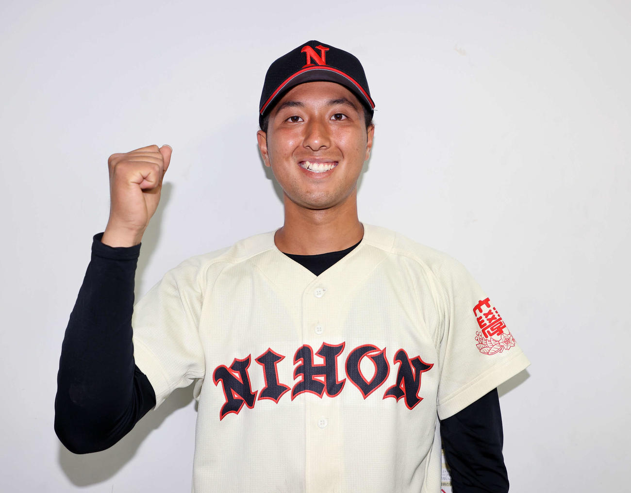 日大対国学院大　勝利し笑顔でガッツポーズする日大・市川（撮影・鈴木正人）