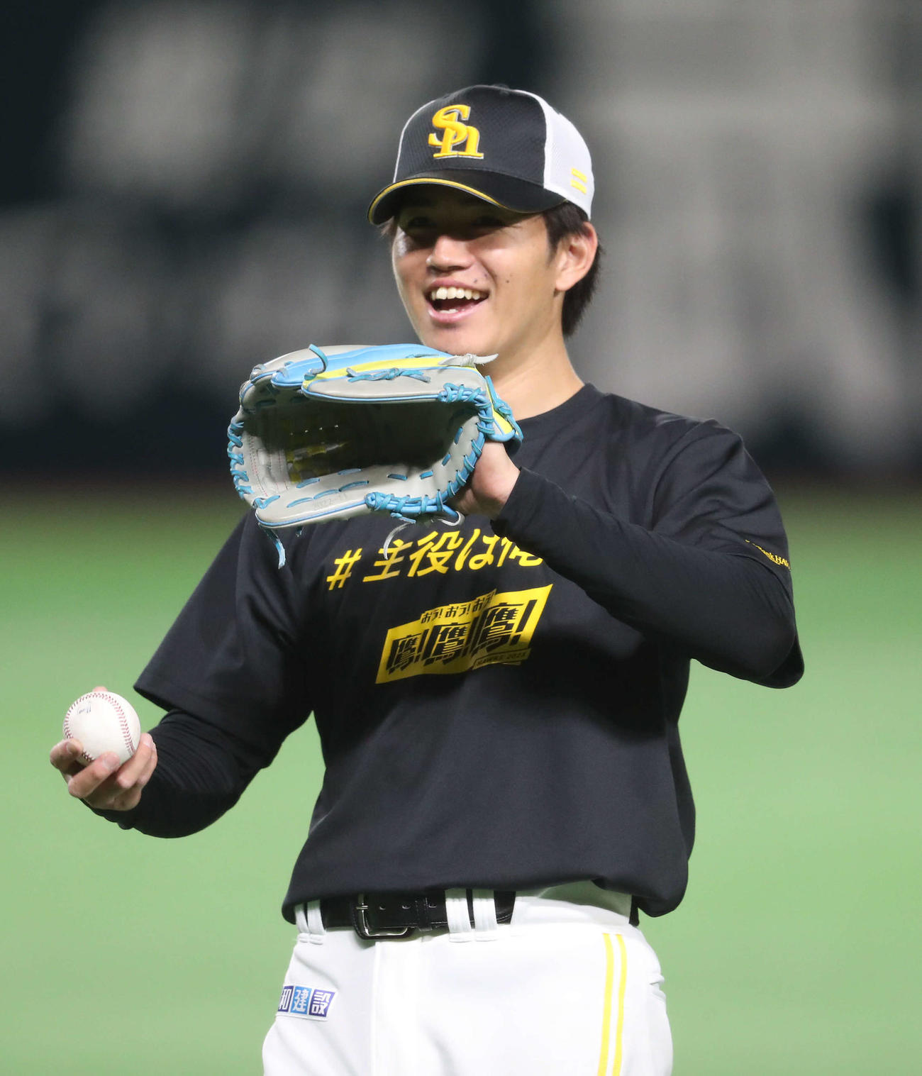 練習中に笑顔を見せる高橋礼（撮影・梅根麻紀）
