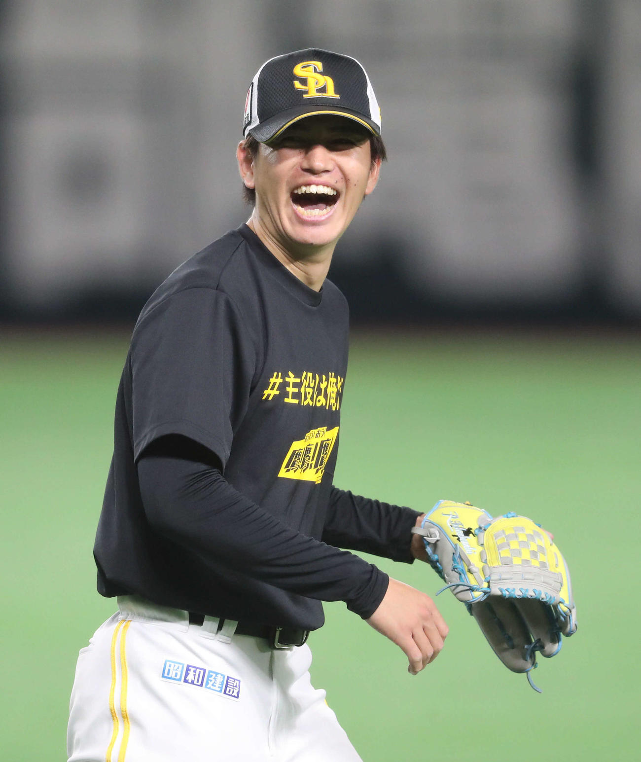 練習中に笑顔を見せる高橋礼（撮影・梅根麻紀）