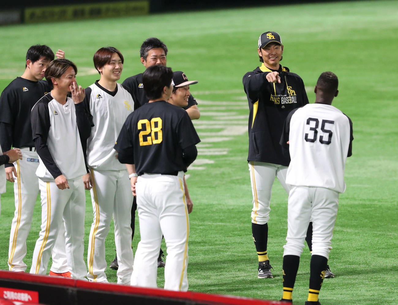 モイネロ（右手前）に笑顔を笑顔で指さす斉藤和コーチ、左から3人目は石川（撮影・梅根麻紀）