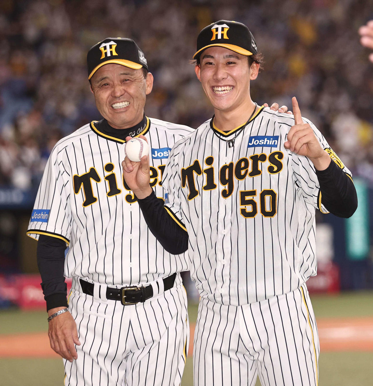 1日、阪神対DeNA　サヨナラゲームでプロ初勝利を挙げた富田（右）は、岡田監督と笑顔を見せる