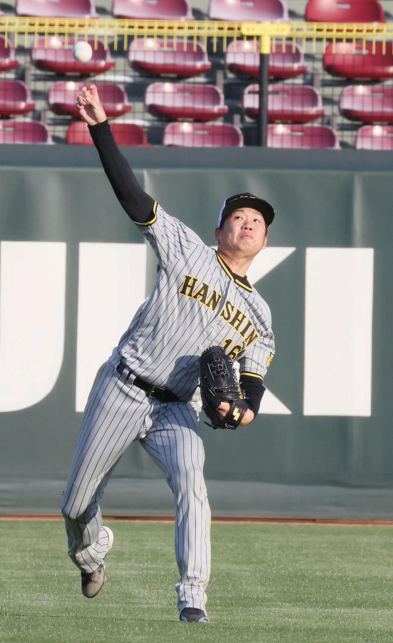 阪神全体練習　キャッチボールをする西勇（撮影・加藤孝規）