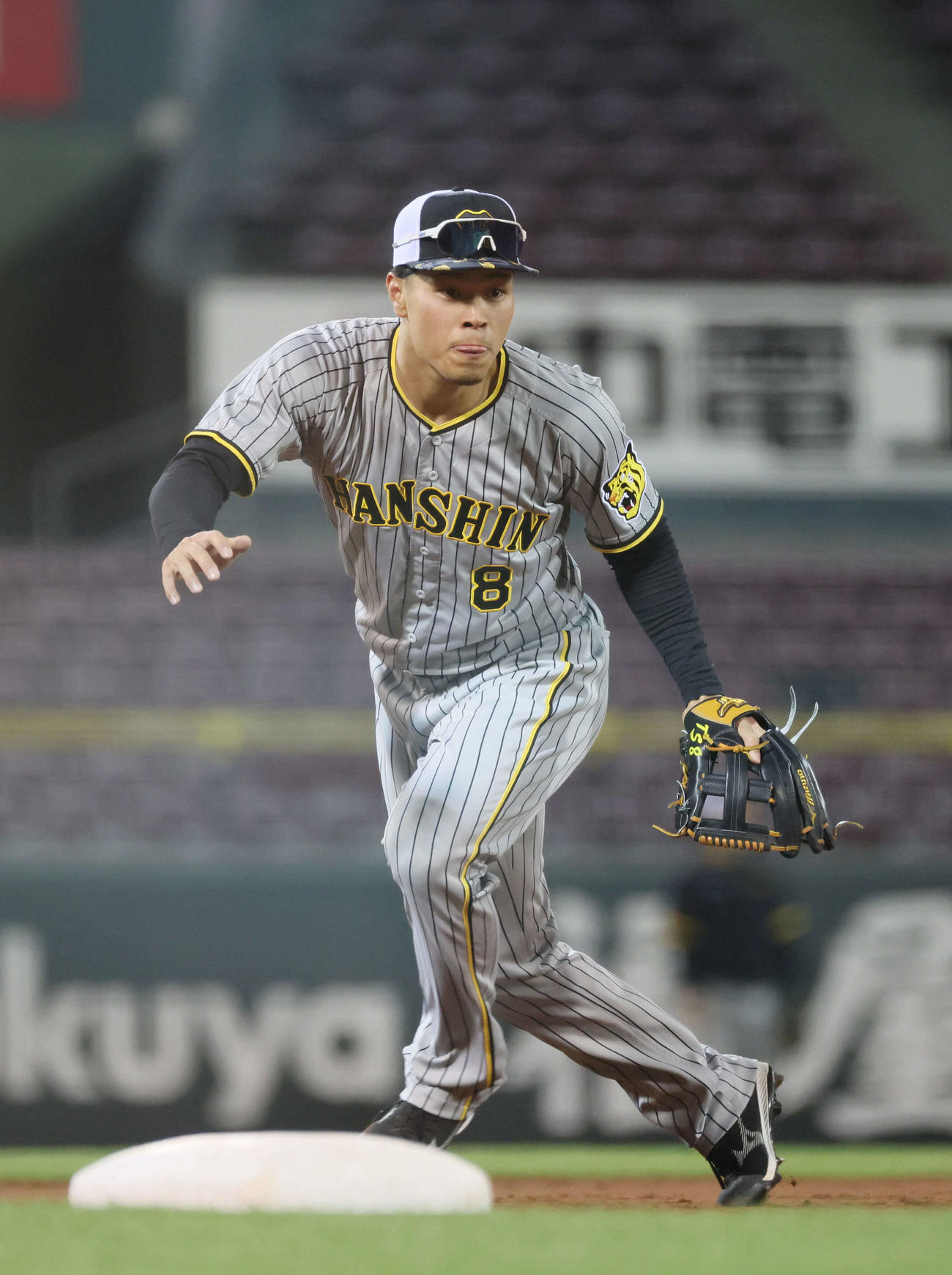 阪神全体練習　三塁でノックを受ける佐藤輝（撮影・加藤孝規）