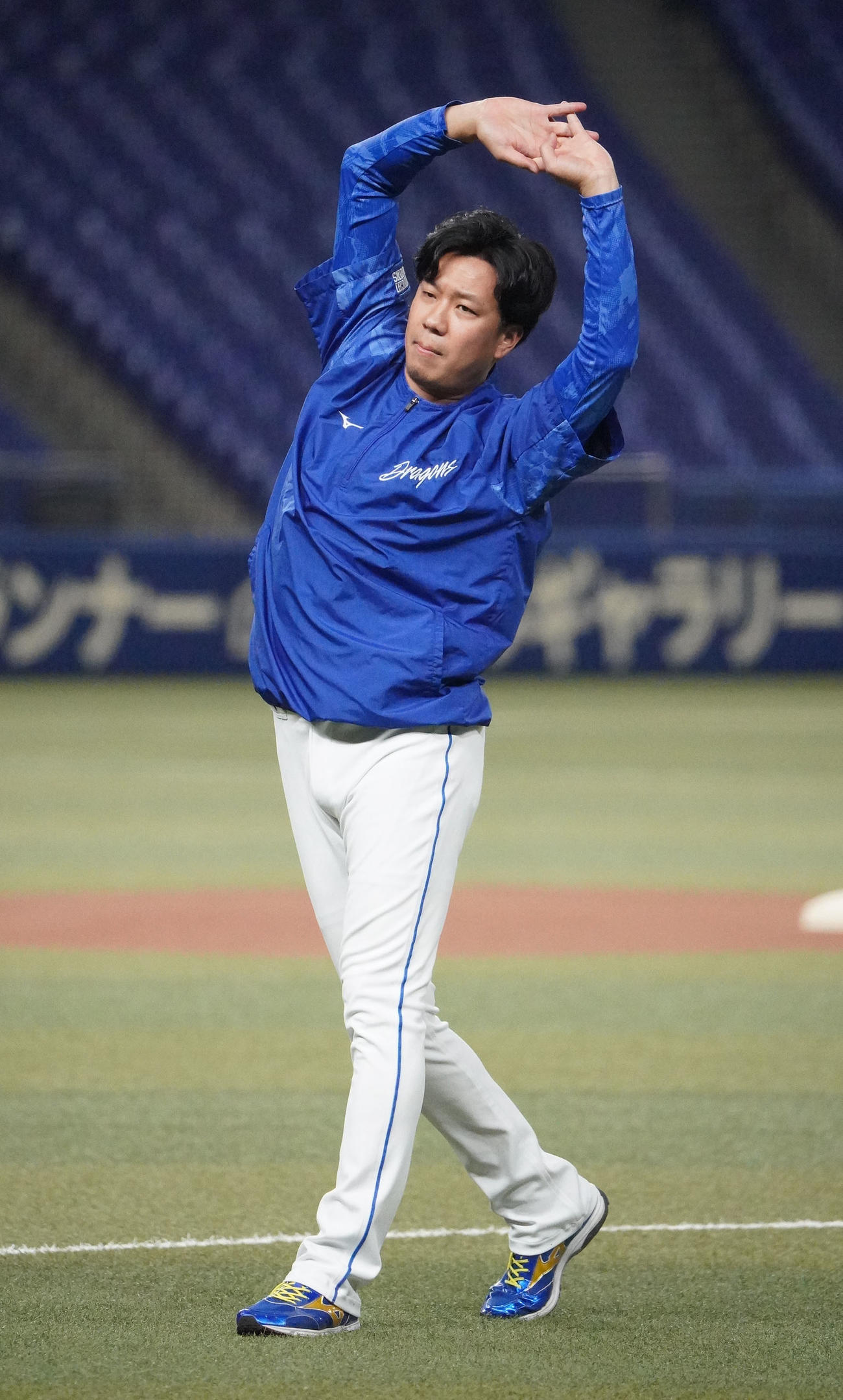 ストレッチで体をほぐす大野雄大（撮影・森本幸一）