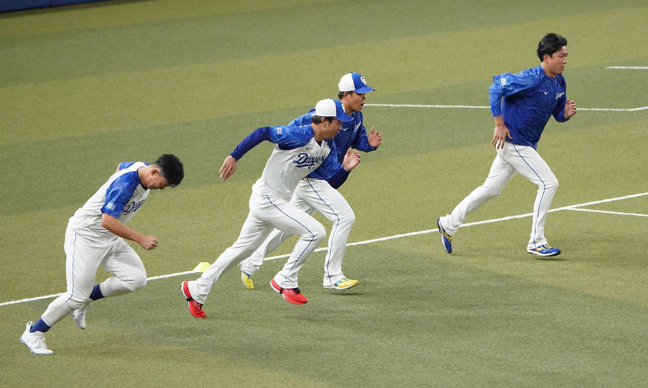 ランニングをする（左から）小笠原、高橋宏、柳、大野雄（撮影・森本幸一）
