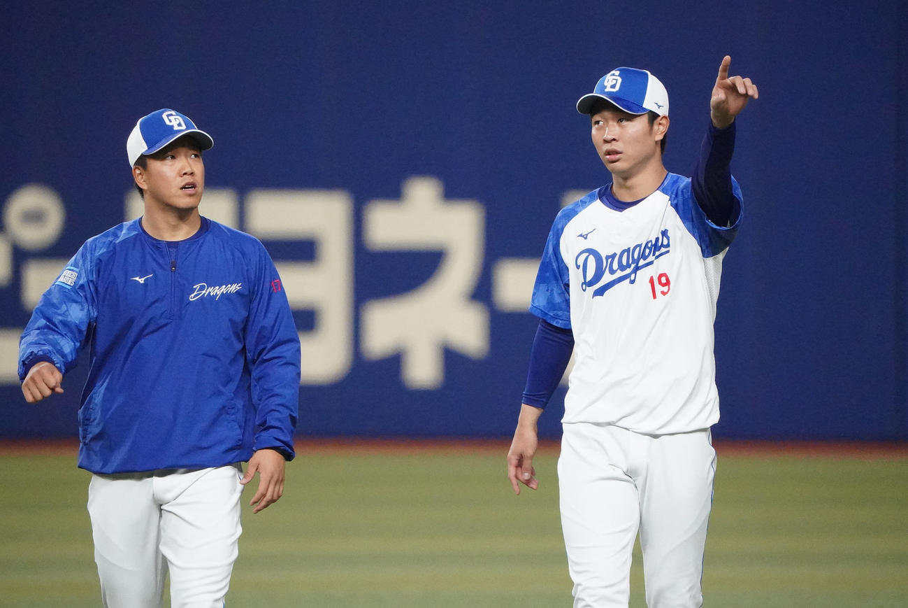 柳と言葉を交わす高橋宏（右）（撮影・森本幸一）