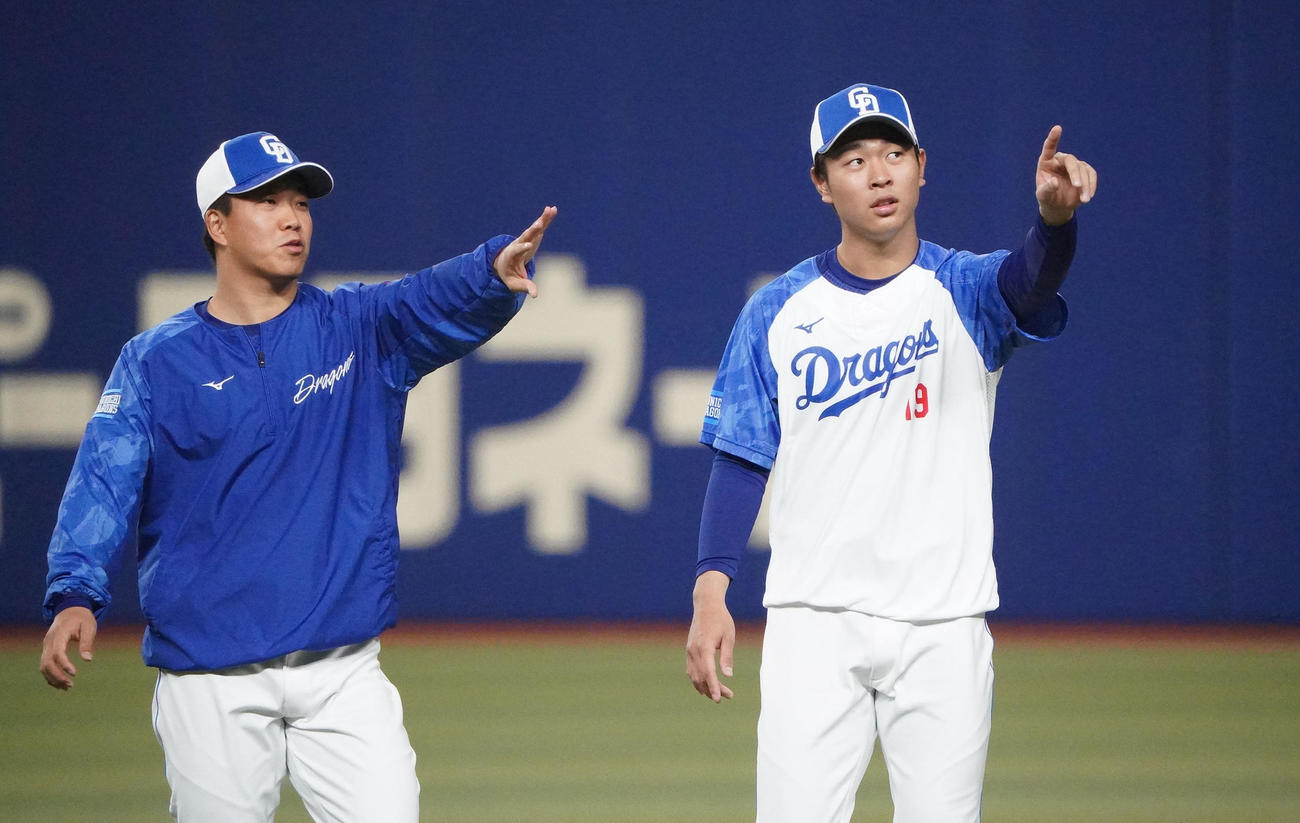 柳と言葉を交わす高橋宏（右）（撮影・森本幸一）