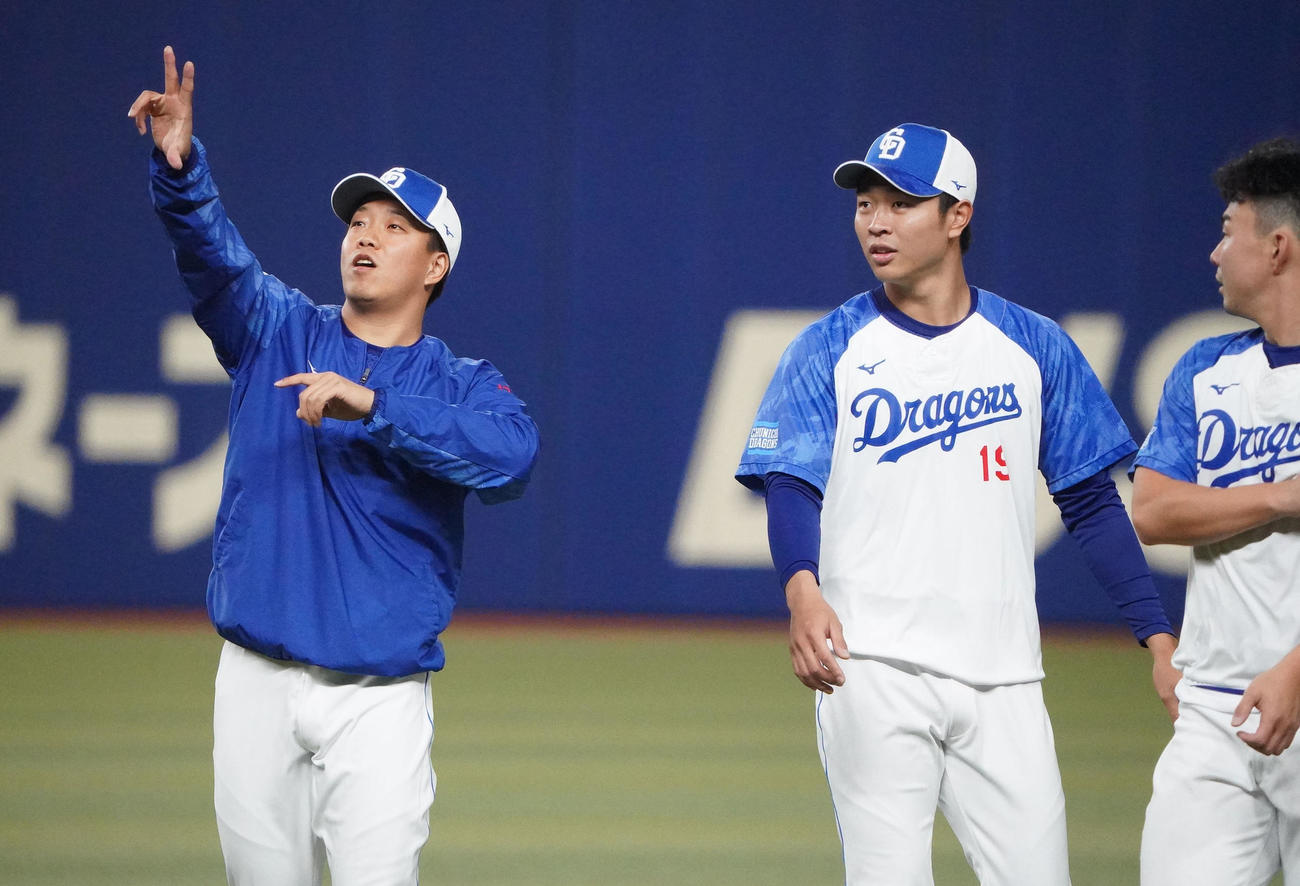 柳（左）と言葉を交わす高橋宏（中央）（撮影・森本幸一）