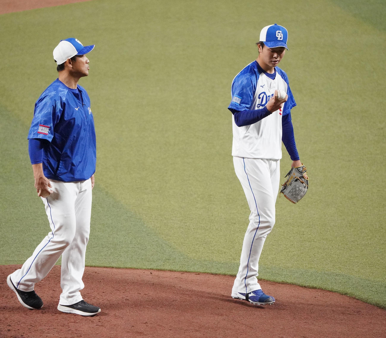 マウンド上で大塚投手コーチと言葉を交わす高橋宏（右）（撮影・森本幸一）