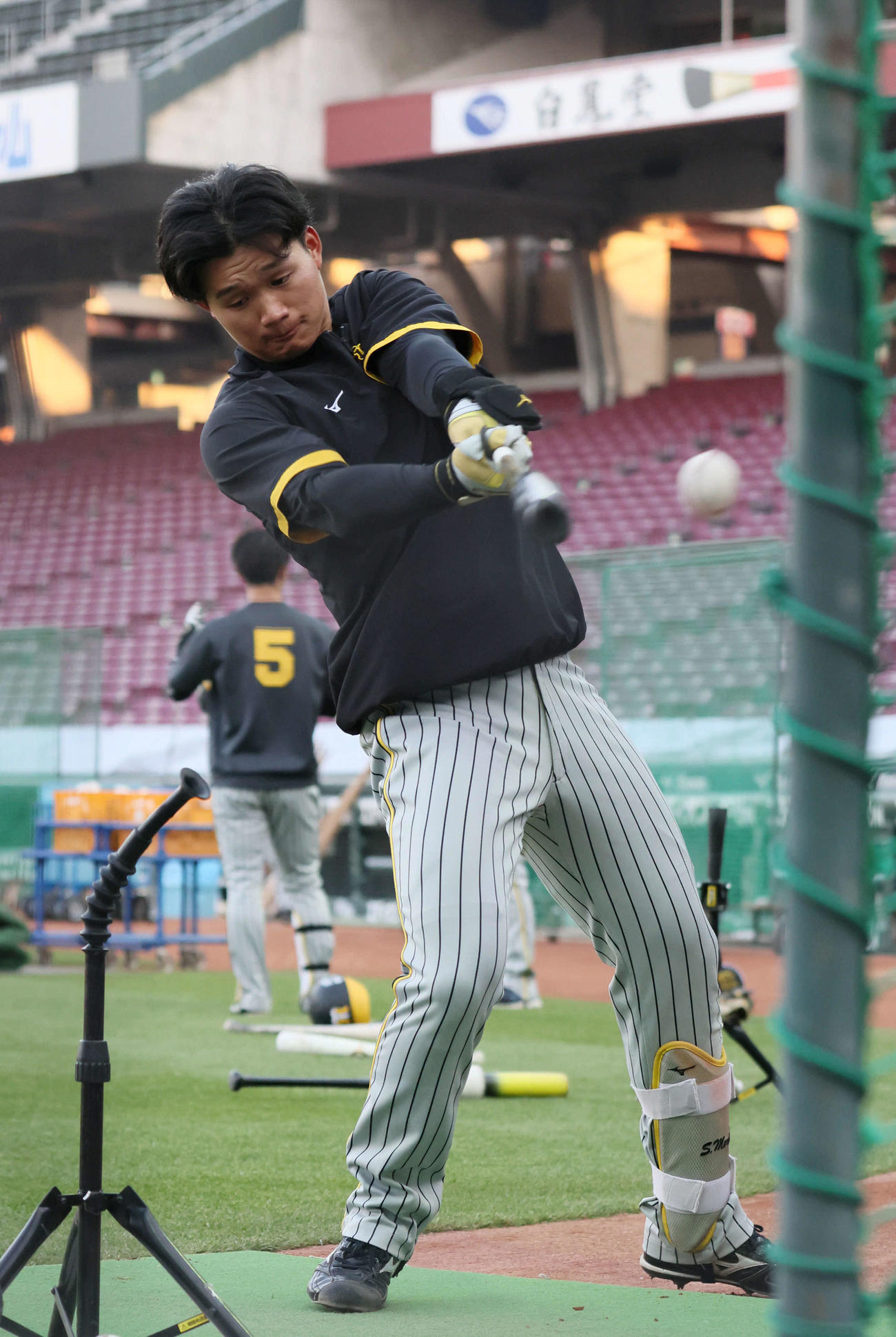 阪神全体練習　ティー打撃練習をする森下（撮影・加藤孝規）