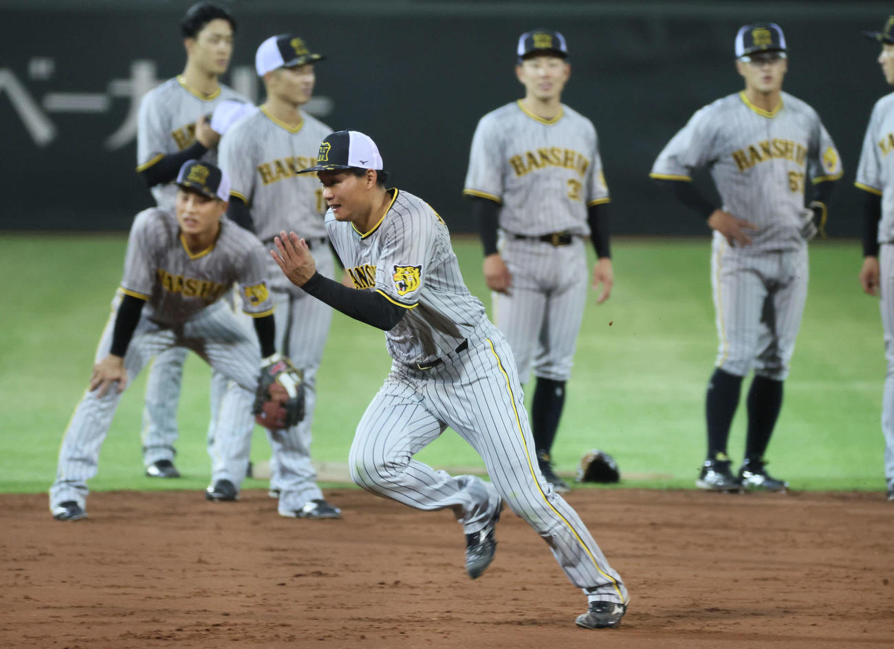 走塁練習する森下（中央）（撮影・加藤孝規）