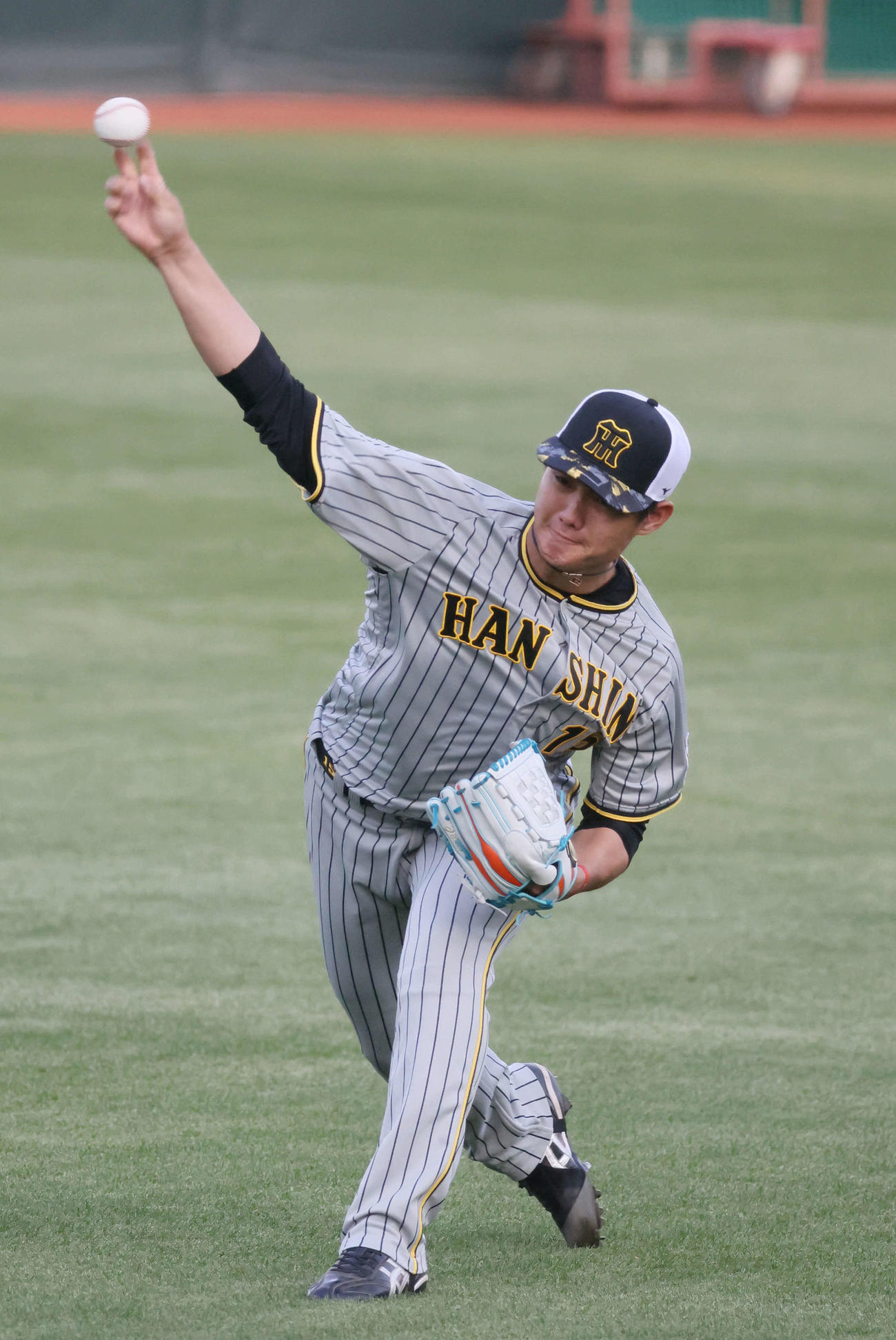 阪神全体練習　キャッチボールをする西純（撮影・加藤孝規）