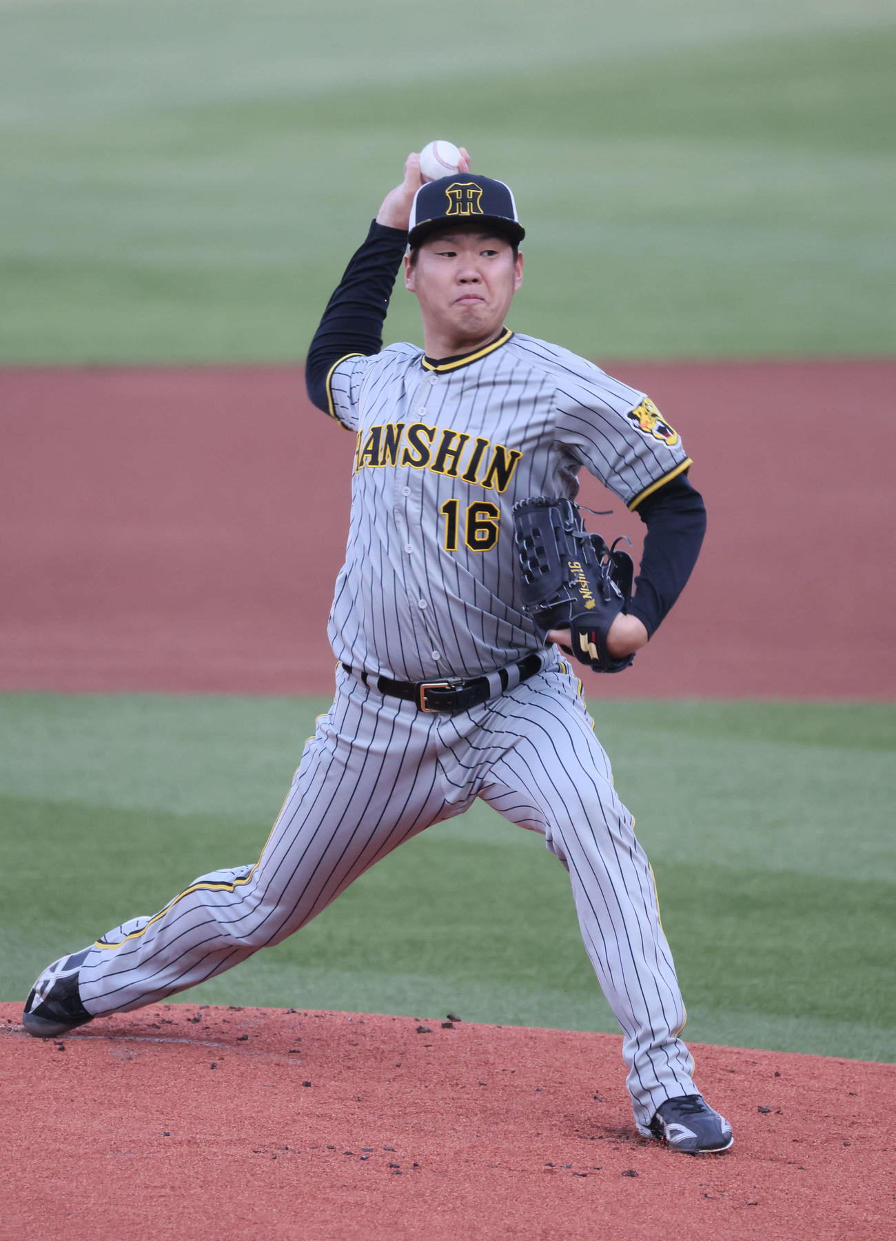 マウンドで投球練習をする西勇（撮影・加藤孝規）