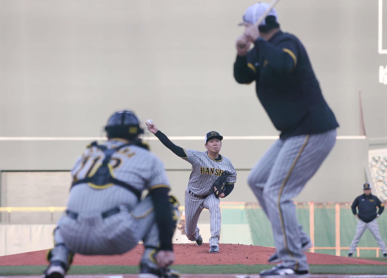 阪神全体練習　マウンドで打者を立たせて投球練習をする西勇。右後ろは岡田監督（撮影・加藤孝規）