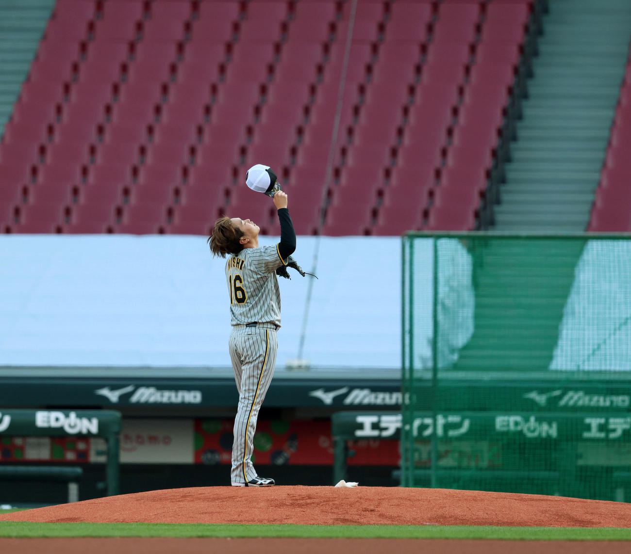 マウンドで帽子をかぶり直す西勇（撮影・加藤哉）