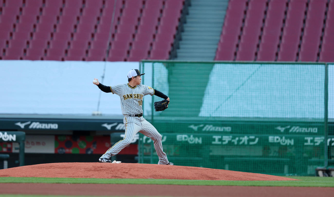 マウンドから投球練習する西勇（撮影・加藤哉）
