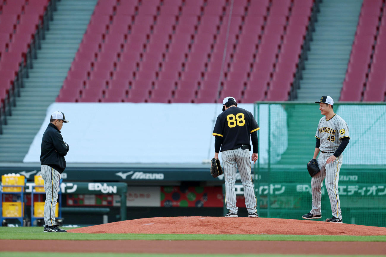 阪神岡田監督（左）はマウンドを見ながら大竹（右）と話す。中央は安藤コーチ（撮影・加藤哉）