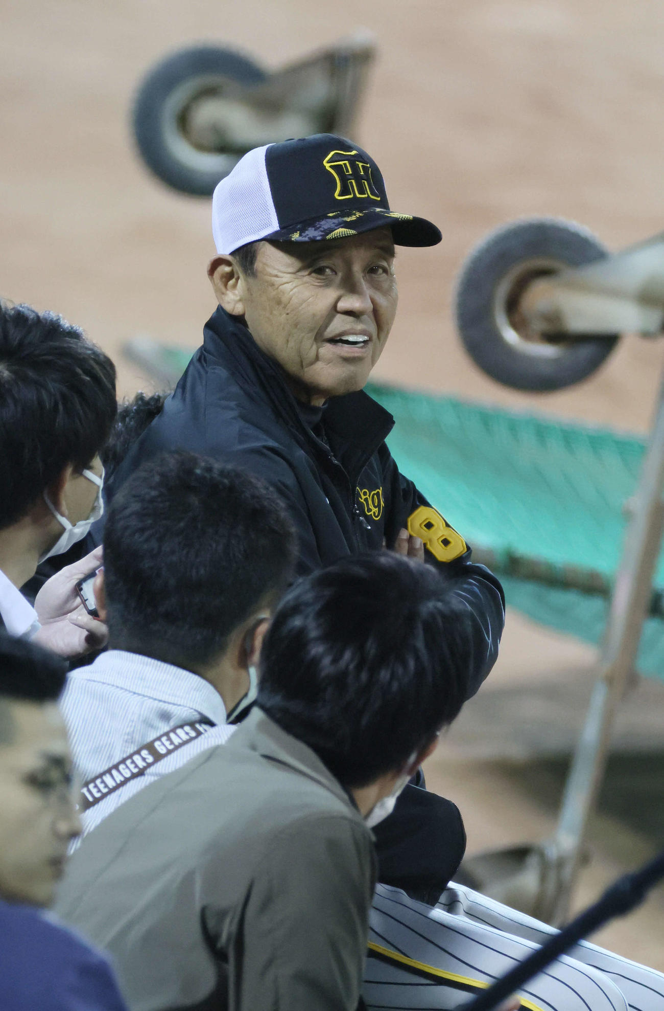 ベンチ前で練習を見る阪神岡田監督（撮影・加藤孝規）
