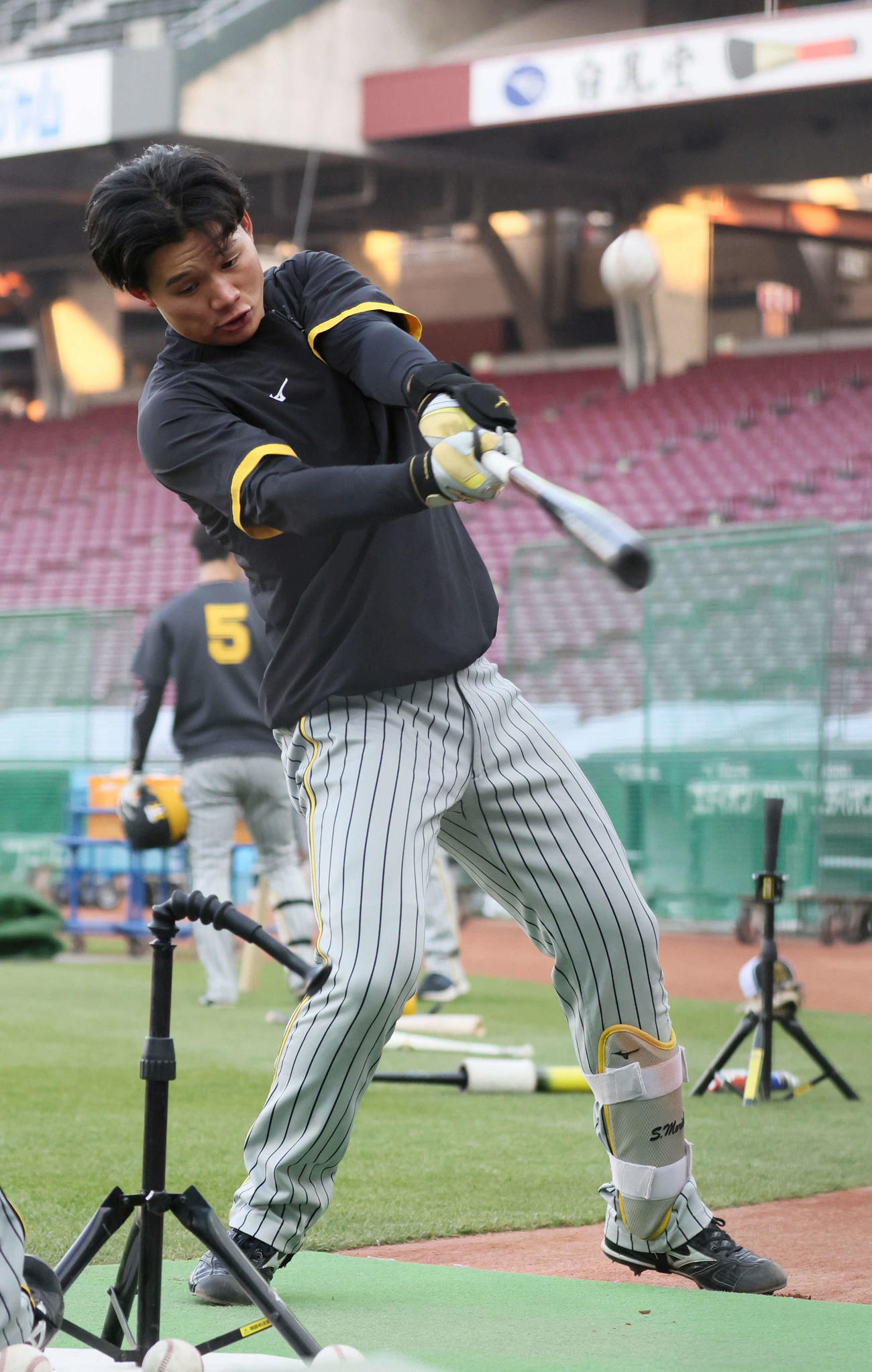 阪神全体練習　ティー打撃練習をする森下（撮影・加藤孝規）