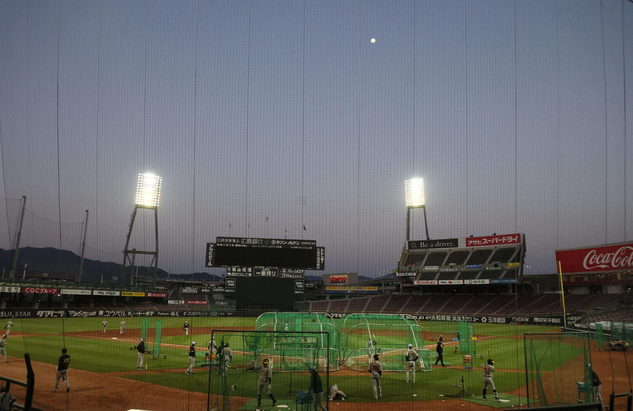 敵地マツダスタジアムでナイター練習を行った阪神の選手たち（撮影・加藤孝規）