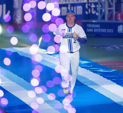 DeNA対巨人　本拠地開幕セレモニーに臨むDeNA牧（撮影・江口和貴）