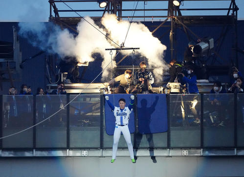 DeNA対巨人　本拠地開幕セレモニーで飛んで登場するDeNA佐野（撮影・江口和貴）