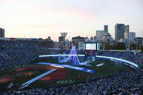 DeNA対巨人　オープニングセレモニーで横浜スタジアムの中央に山がつくられる（撮影・横山健太）