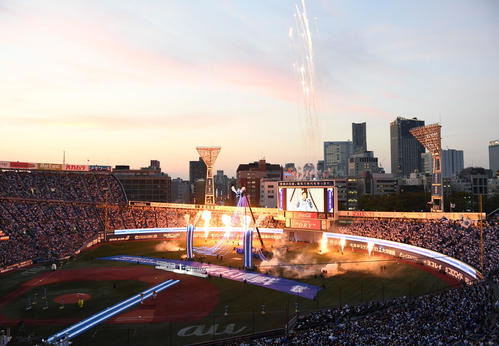 DeNA対巨人　オープニングセレモニーで横浜スタジアムの中央に山がつくられる（撮影・横山健太）