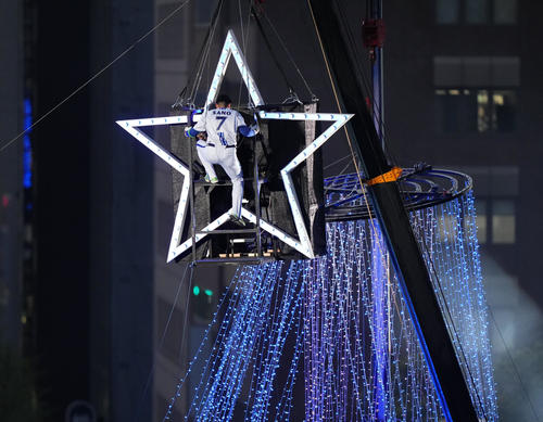 DeNA対巨人　オープニングセレモニーで横浜スタジアムの空を舞い星にたどり着くDeNA佐野（撮影・横山健太）