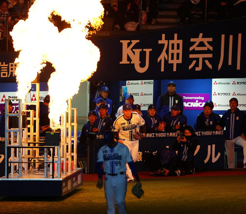 DeNA対巨人　1回表開始前、二塁の守備位置に向かうDeNA牧（撮影・江口和貴）