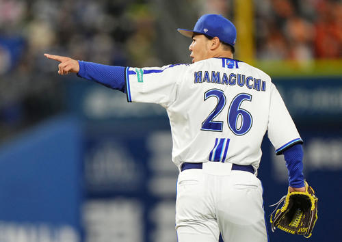 DeNA対巨人　1回表巨人1死、吉川を三振に仕留める浜口（撮影・横山健太）