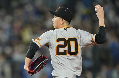 DeNA対巨人　力投する巨人先発の戸郷（撮影・横山健太）