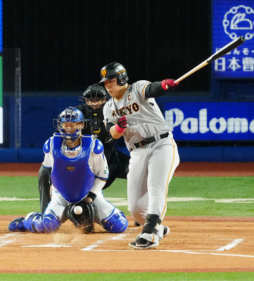 DeNA対巨人　2回表巨人無死、空振り三振に倒れる岡本和（撮影・江口和貴）