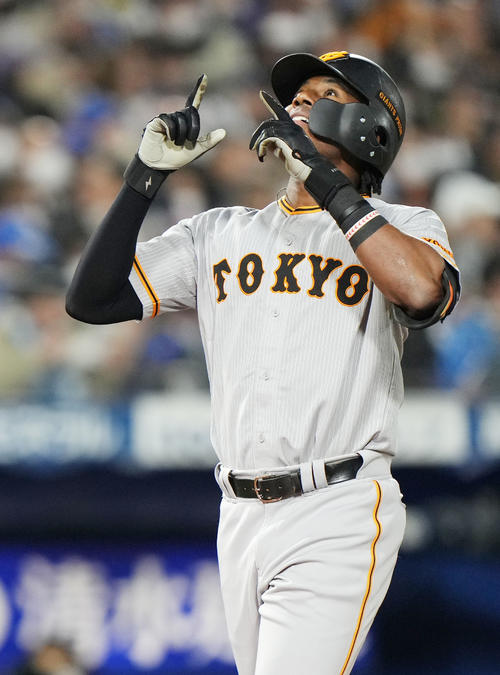 DeNA対巨人　3回表巨人1死、中越え本塁打を放ち笑顔を見せるブリンソン（撮影・横山健太）