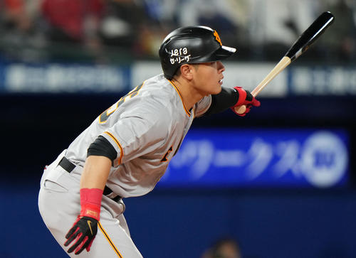 DeNA対巨人　4回表巨人1死、中前打を放つ岡本和（撮影・横山健太）