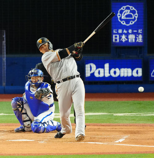 DeNA対巨人　4回表巨人1死一塁、左前打を放つ中田翔（撮影・江口和貴）