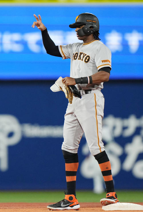 DeNA対巨人　4回表巨人2死満塁、左中間へ2点適時二塁打を放ちポーズを決めるブリンソン（撮影・横山健太）