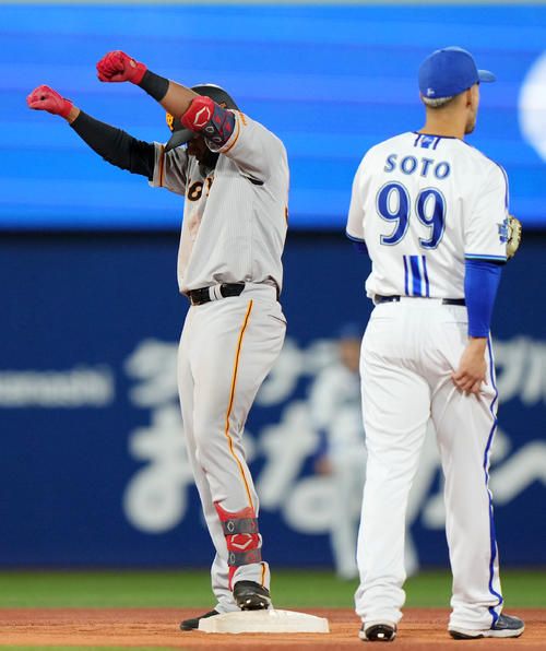 DeNA対巨人　5回表巨人無死、右中間へ二塁打を放ちガッツポーズするオコエ（左）（撮影・横山健太）