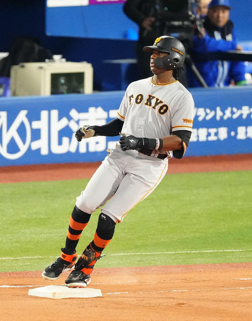 DeNA対巨人　6回表巨人1死、右前打を放ったブリンソン（撮影・江口和貴）