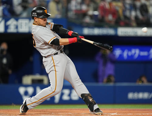 DeNA対巨人　7回表巨人1死一塁、左越え二塁打を放つ岡本和（撮影・横山健太）