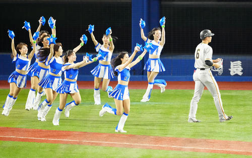 DeNA対巨人　7回表巨人2死二塁、右飛に倒れ、ベンチに引き揚げる坂本（右端）（撮影・江口和貴）