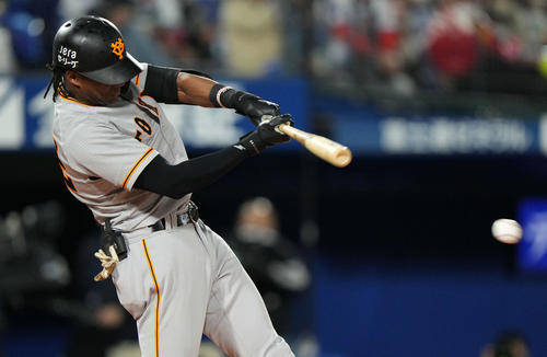 DeNA対巨人　8回表巨人1死、中前打を放つブリンソン（撮影・横山健太）