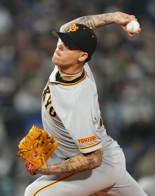 DeNA対巨人　8回裏から登板した巨人ロペス（撮影・横山健太）