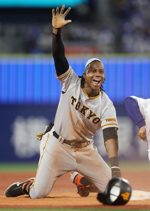 DeNA対巨人　9回表巨人2死満塁、3点適時二塁打を放ち、5安打の手を作るブリンソン（撮影・宮地輝）