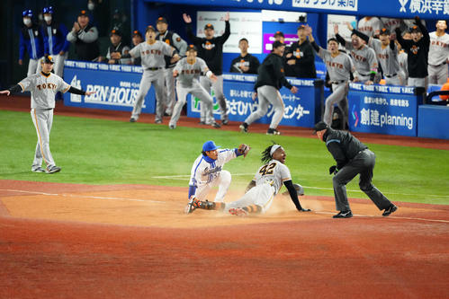 DeNA対巨人　9回表巨人2死満塁、走者一掃の3点適時二塁打を放ち、送球間に三塁へ滑り込んだブリンソン（手前右から2人目）（撮影・江口和貴）